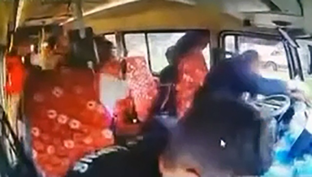 Yüreğir'de minibüs dolmuşa çarptı: Şoför o sırada yolcularla konuşuyordu