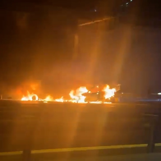 Sarıyer'de çarpışan otomobil ve taksi, yangında kullanılamaz hale geldi.