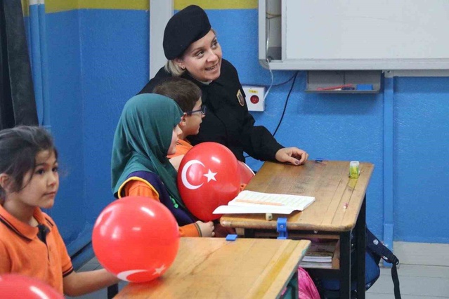 Eskişehir'de jandarma, Çukurhisar İlkokulu'nda sınıfları bayraklarla donattı