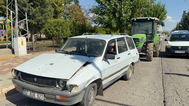 Adıyaman'da 4 araçlı zincirleme kazada 1 kişi yaralandı, hastaneye götürüldü