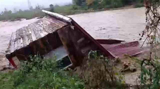 Sakarya Akyazı Kepekli'de selde 2 köy evi sürüklendi, evdekiler iddiaya göre kurtuldu