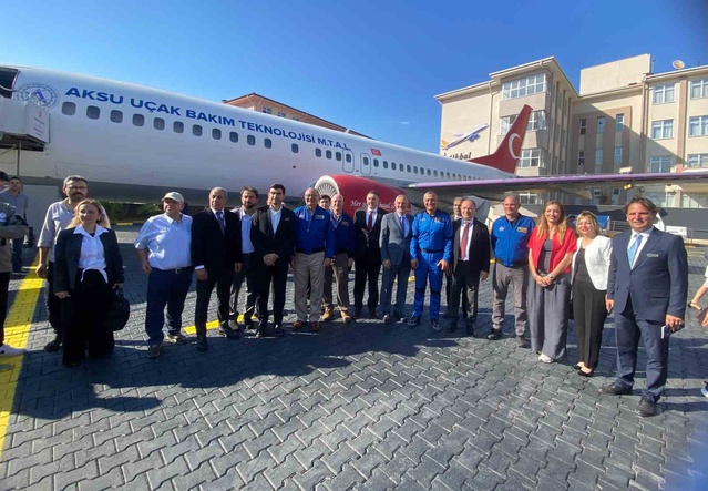 Uzay Kongresi'nde 4 astronot, Aksu'daki uçak okulunda öğrencilerin sorularını yanıtladı