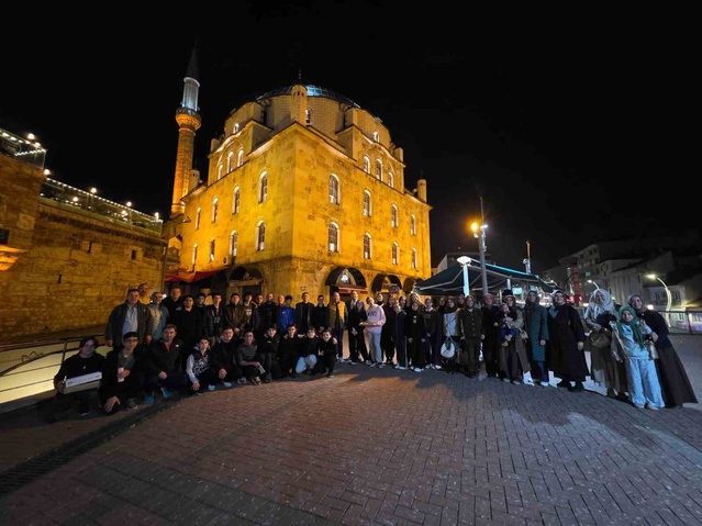 Bolu Fen Lisesi öğrencileri ve aileleri Yıldırım Beyazıt Camii'nde yatsıda buluştu