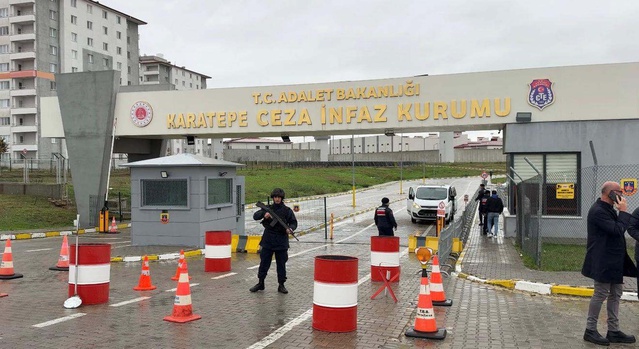Görevden uzaklaştırılan Üsküdar Belediye Başkanı Sinem Dedetaş tahliye edildi! İşte ilk fotoğrafı