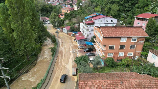 Zonguldak'ta heyelan evin yolunu kapattı, 84 yaşındaki anne evde yoktu