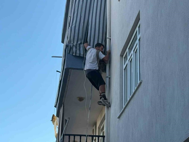 Serik'te yanan dairenin balkonuna tırmanan kiracı, mahsur kalan kediyi kurtardı