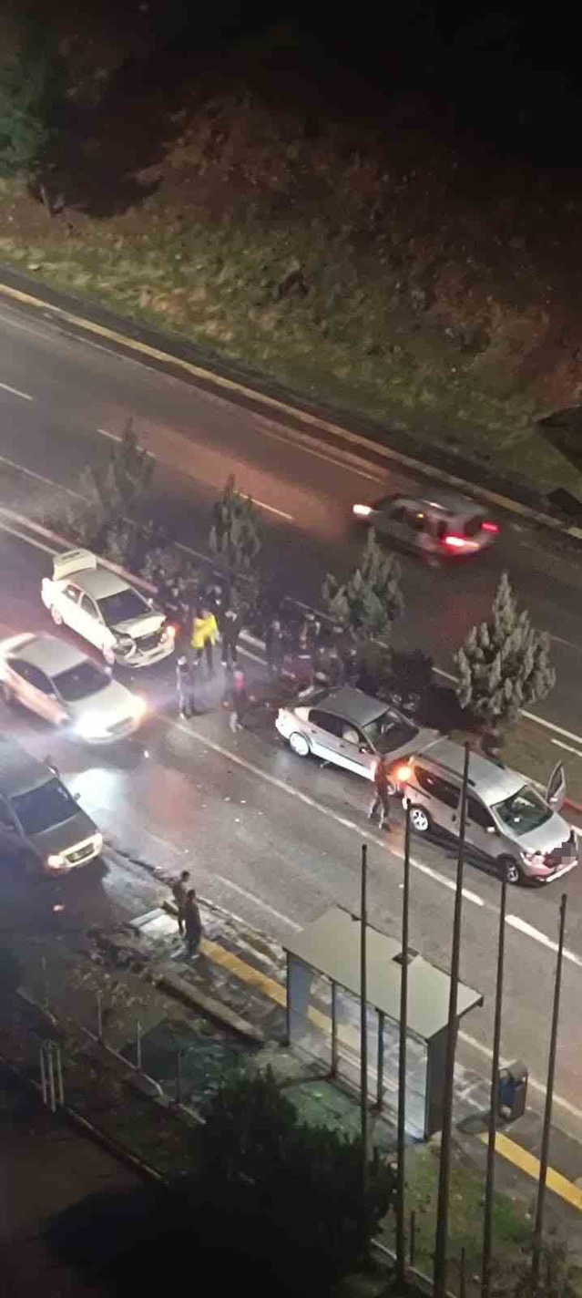 Siirt'te kayganlaşan yolda araçlar zincirleme çarpıştı, 2 kişi hafif yaralandı