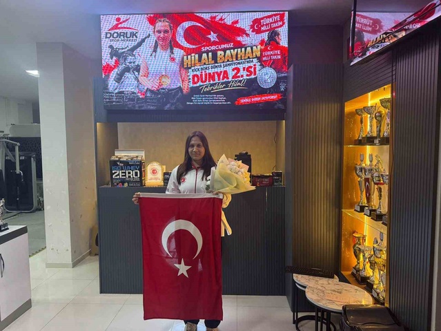 Denizlili milli sporcu Hilal Bayhan, dünya ikinciliğiyle Çardak'ta karşılandı