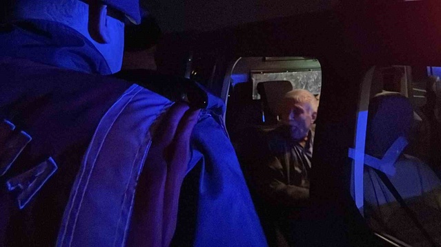 Karaman'da kaza sonrası üşüyen 81 yaşındaki sürücüyü jandarma ekip aracına götürdü