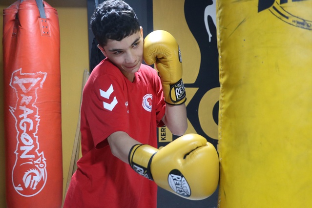 Hiperaktivite tanılı 14 yaşındaki çocuk, Siirt'te 48 kiloda Türkiye boks şampiyonu oldu.