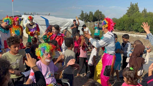 Adana Yüreğir'de mevsimlik işçi çocuklarına palyaçolar moral etkinliği düzenledi
