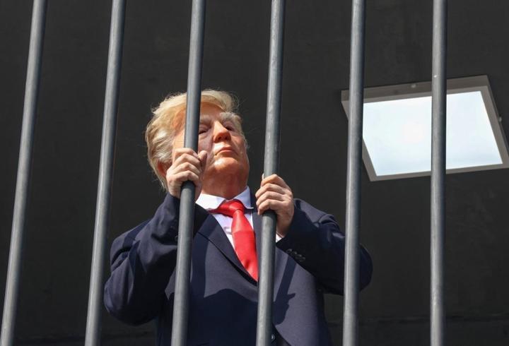 Trump, Tahran'da hücreye konuldu