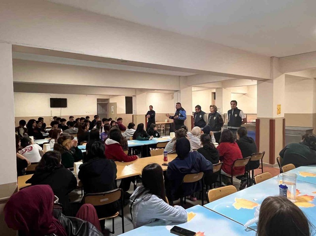 Bozüyük'te polis, 52 öğrenciye güvenli internet ve akran zorbalığını anlattı