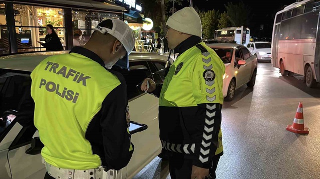 Edirne'de ehliyetinin süresi dolduğu için el konulan sürücü aracını eşine teslim etti