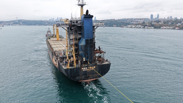 Karadeniz'de İHA ile vurulan konteyner gemisi römorkörlerle Boğaz'dan çekildi