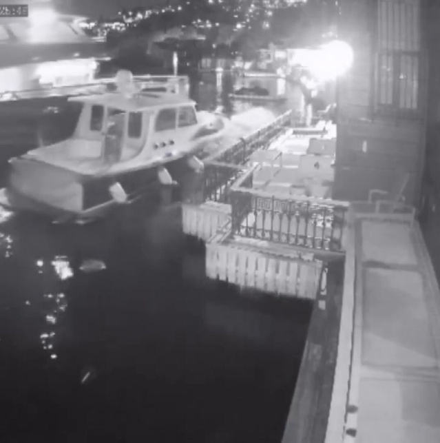 Üsküdar'da yolcu vapuru, iş insanına ait yalı ve tekneye çarparak hasar verdi