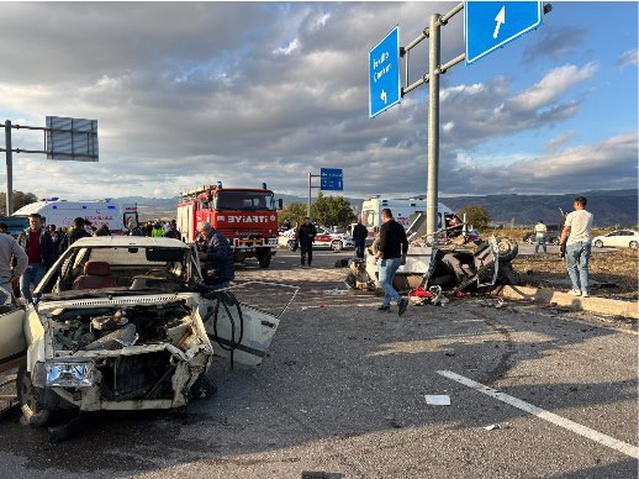 Çorum İskilip'te otomobiller çarpıştı, biri takla attı, 5'i aynı aileden 7 kişi yaralandı