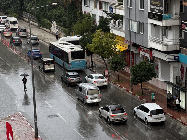 Antalya'da sağanak ulaşımı aksattı, Valilik ani sel ve su baskınına karşı uyardı