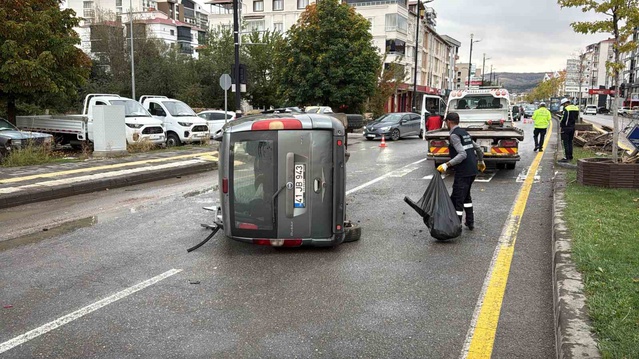 Sivas'ta kontrolden çıkan araç refüjdeki ağaca çarpıp yan yattı, 4 kişi yaralandı