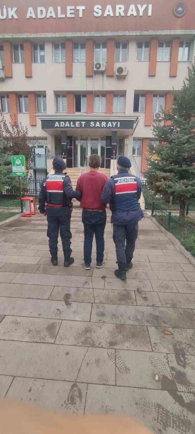 Jandarma, Bilecik'te sahtecilikten aranan şahsı 2 yıl 1 ay hapisle tutukladı