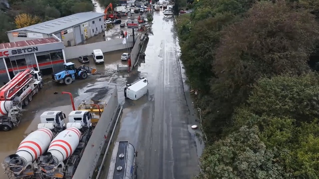 İstanbul Sarıyer Ayazağa'da selde zarar gören araçlar havadan görüntülendi