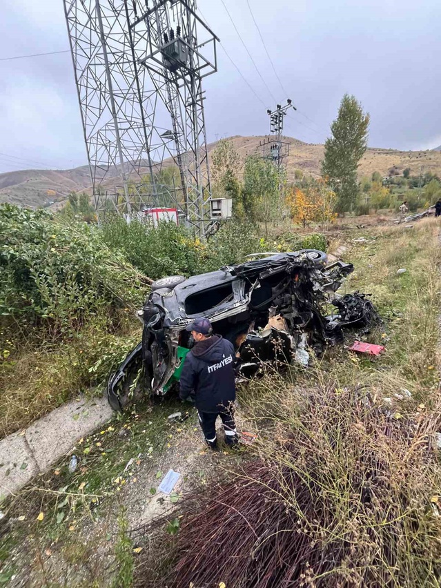 Van Gevaş'ta otomobil takla attı, 1 kişi öldü, 1 kişi yaralandı