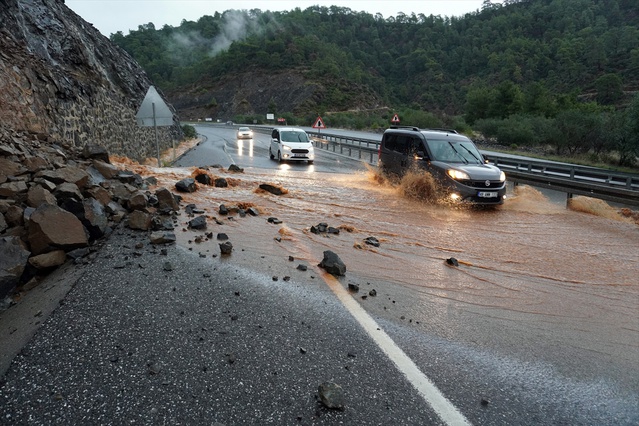 Muğla Dalaman'da taşan Tersakan Deresi ev, iş yeri ve tarım arazilerini su bastı