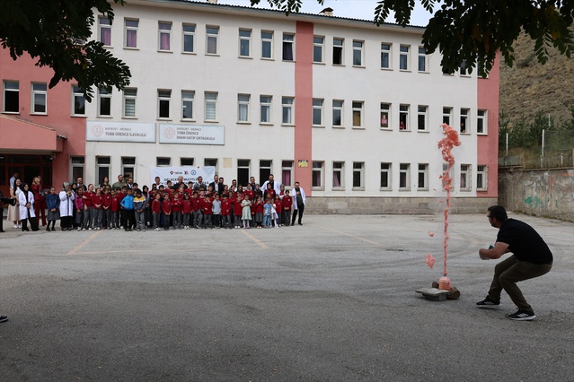 Bayburt'ta Örence Ortaokulu'nda 71 öğrenci yapay zeka ve robotik kodlama eğitimi aldı