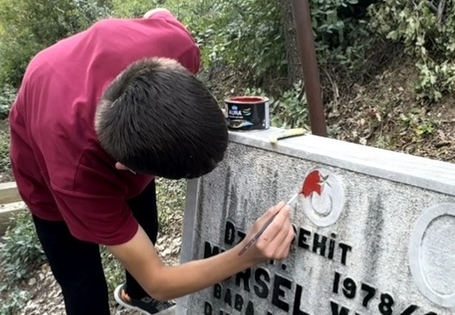 Feke'de öğrenciler şehit mezarlarını yeniledi