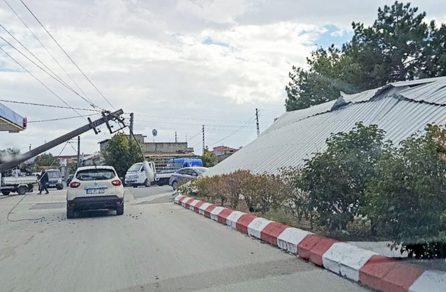 Edirne Havsa'da rüzgarla uçan çatı elektrik direklerine ve tıra zarar verdi