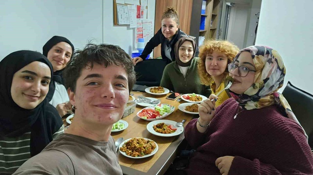 Eskişehir Cumhuriyet Yurdu'nda öğrenciler paketli gıdayı bırakıp kısırda buluştu