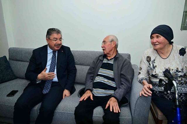 Eskişehir Valisi Yılmaz, Yaşlılar Günü'nde Tepebaşı'nda yaşlı vatandaşı ziyaret etti