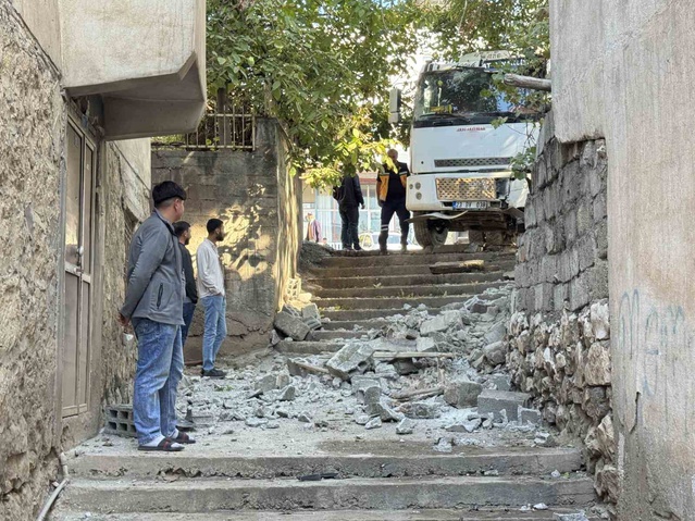 Diyarbakır Çermik'te park halindeki kamyon freni boşalınca evin bahçe duvarına çarptı