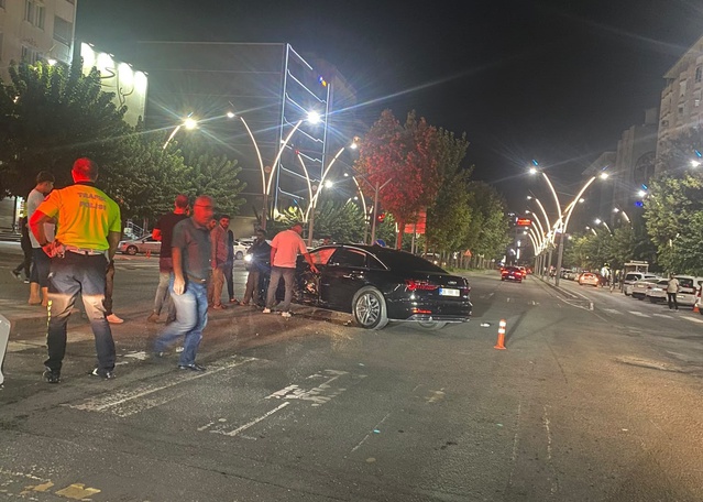 Batman'da Turgut Özal Caddesi'nde çarpışan iki otomobilde 2 kişi yaralandı