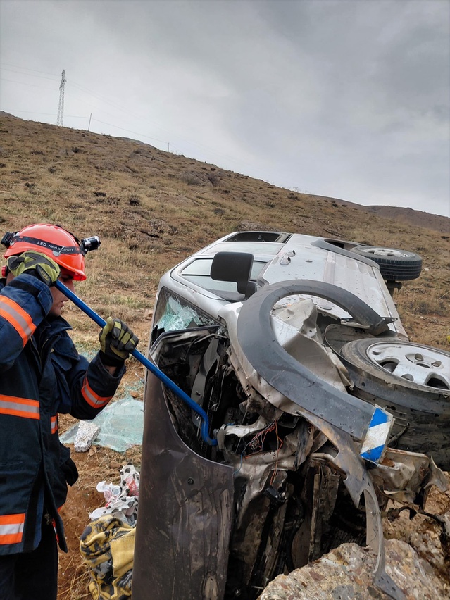Hakkari Yüksekova'da kamyonet şarampole devrildi, yaralı 2 kişi hastaneye kaldırıldı