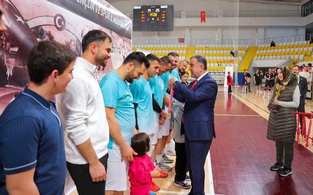 Bayburt'ta Cumhuriyet Kupası'nı İl Sağlık Müdürlüğü voleybol takımı kazandı