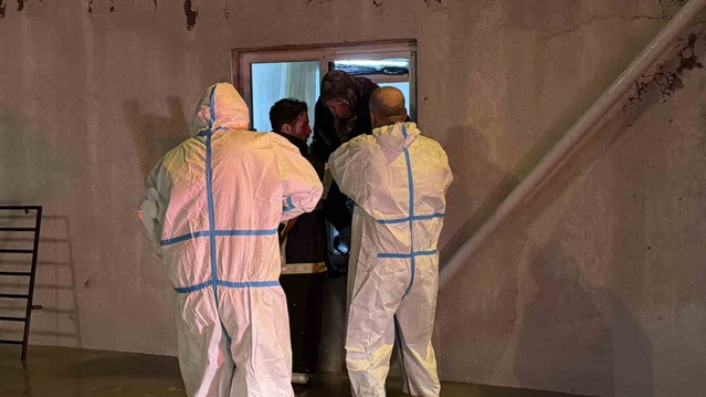 Adıyaman'da su basan evdeki 2 yaşlı kadın itfaiye ekiplerince pencereden kurtarıldı.