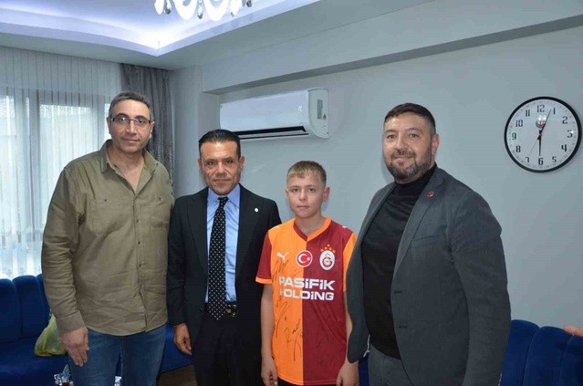 Dinçer Azaphan, Osimhen sözü verdiği Yaşar'ı Kırkağaç'ta ziyaret etti