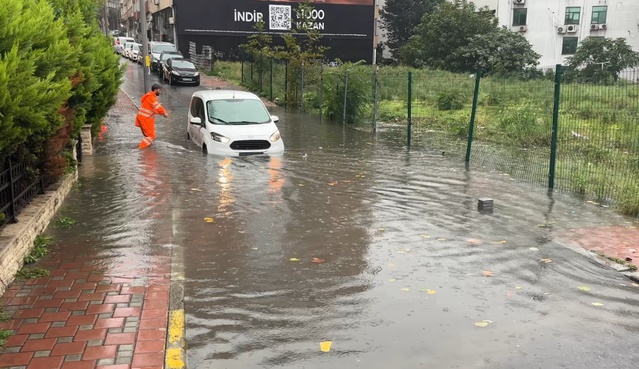 İstanbul Şişli'de sağanak ulaşımı aksattı, mahsur kalan sürücünün aracı kurtarıldı