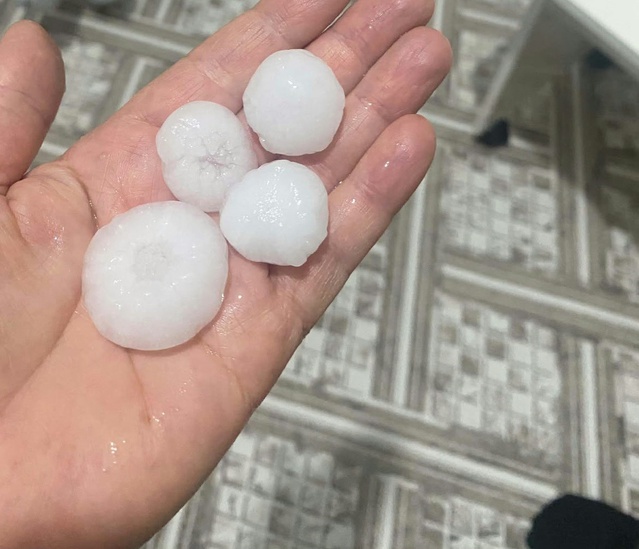 Hatay'da ceviz büyüklüğünde dolu, Altınözü ilçe stadyumunu beyaza bürüdü