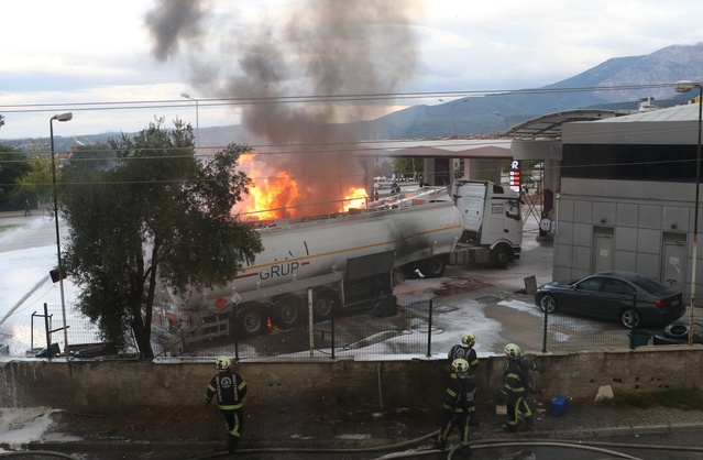 Denizli'de tanker yangınında yaralanan istasyon çalışanı hastaneye kaldırıldı