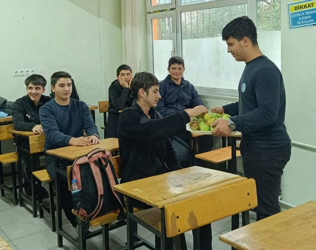 Ladik'te öğrenciler öğretmenlere meyve ikram ederek sağlıklı beslenmeyi okula taşıdı