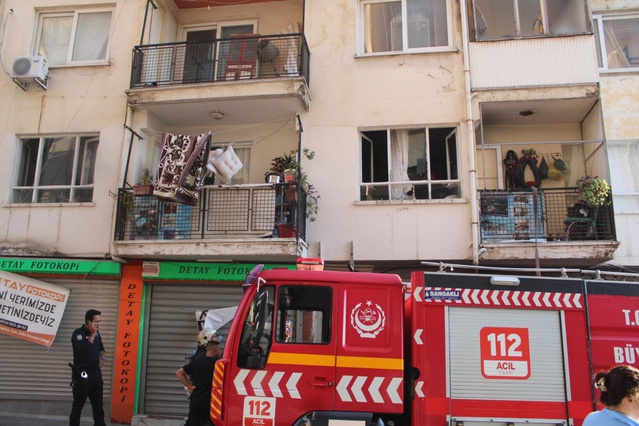 Aydın Efeler'de ocakta unutulan yemekten çıkan yangın itfaiyece söndürüldü