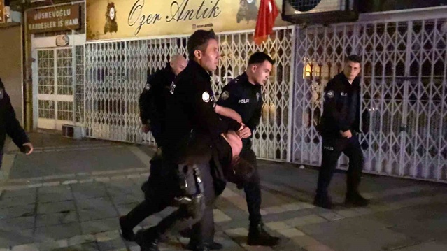 Kayseri Melikgazi'de eşyaları atan şahıs 2 saatlik iknaya rağmen zorla indirildi