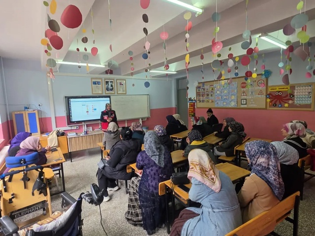 Gediz'de velilere okul-aile iş birliği ve bilinçli medya eğitimi