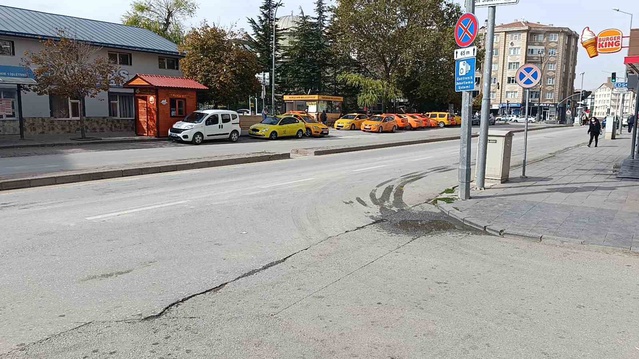 Kırşehir'de ters yöndeki motosikletin otomobile çarptığı an kamerada, sürücü ayağa kalktı