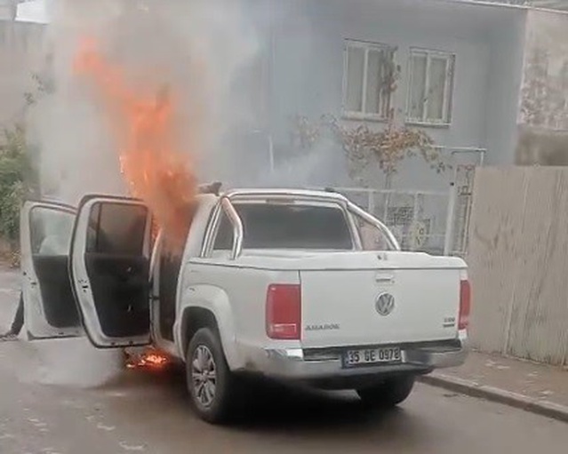 İzmir Buca'da minibüsün motoru alev aldı, sürücü müdahale ederken patlama oldu