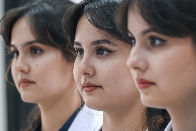Buhara'da tıp eğitimi alan üçüz kız kardeşler Gülhane'de intörnlüklerini sürdürüyor