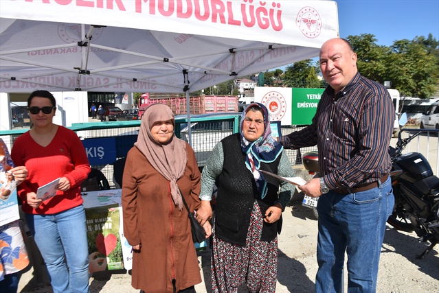 Boyabat'ta kurulan stantta kadınlara meme kanseri ve erken teşhis anlatıldı