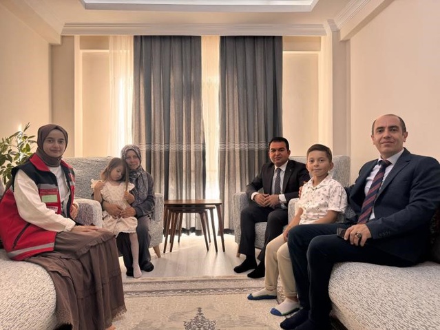 Bilecik'te işitme engelli Ali'ye İşitme Engelliler Haftası'nda ev ziyareti yapıldı